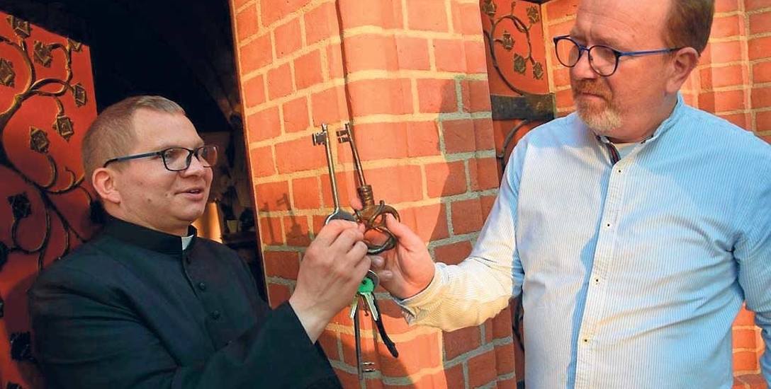 Ksiądz Dawid Andryszczak i dyrektor muzeum Ireneusz Markanicz porównali najpierw, czy klucz z dawnego kościoła pasuje do współczesnego klucza do drzwi