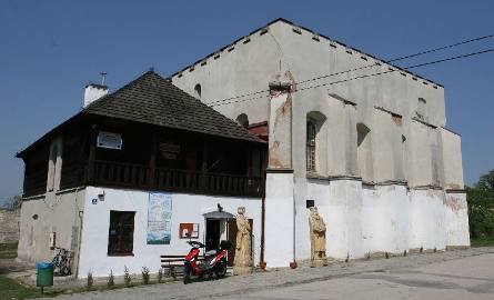 W Szydłowie znajduje się XVI-wieczna synagoga. Jedna z najstarszych w Polsce.