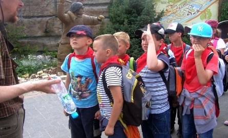 Dzieci z Ib były zafascynowane opowieściami przewodnika. Zrobiły też sobie pamiątkowe zdjęcie z dinozaurem.