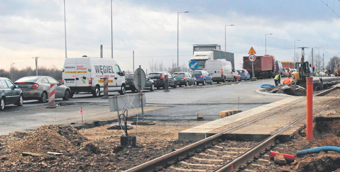 Budowa skrzyżowania na drodze krajowej nr 94 w Czeladzi się ślimaczy, a kierowcy codziennie stoją w gigantycznych korkach