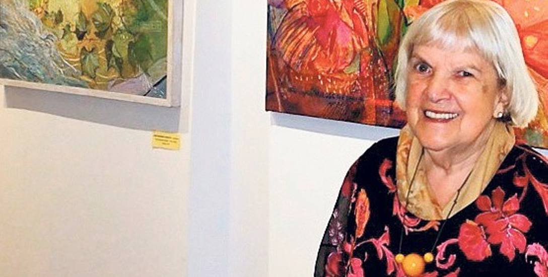 Gertruda Kuziemska-Wilczopolska na wystawie swoich obrazów w Galerii ZPAP przy ul. Mariackiej w Gdańsku