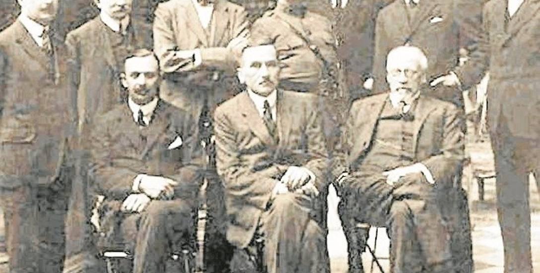 Komitet Narodowy Polski w Paryżu, 1918 r. Siedzą, od lewej: Maurycy Zamoyski, Roman Dmowski i Erazm Piltz