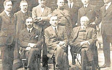Komitet Narodowy Polski w Paryżu, 1918 r. Siedzą, od lewej: Maurycy Zamoyski, Roman Dmowski i Erazm Piltz