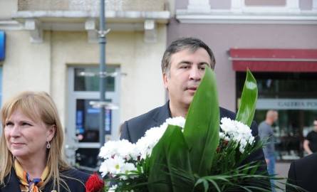 Micheil Saakaszwili przywiózł bukiet biało czerwonych róż