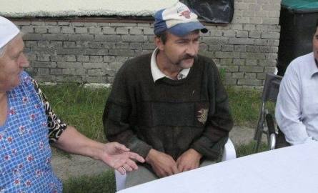 Ci ludzie z Czaryża twierdzą, że radny powiatowy z ich wsi to agresywny człowiek. Od lewej: Janina Łazarek, Zdzisław Siedlecki i Andrzej Łazarek.