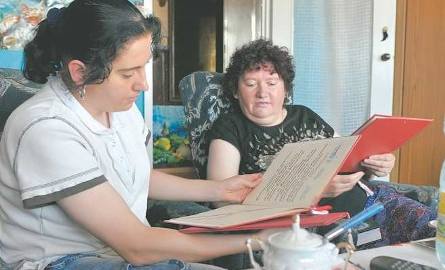 Irena Chodzińska z córką Moniką oglądają stare dokumenty