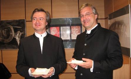 Dyrektor Maciej Żółtowski i Claudio Mansutti (z prawej) oczywiście także spróbowali urodzinowego tortu.
