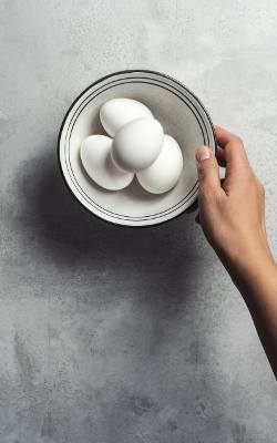 Jajo to prawdziwa skarbnica składników pomagających w prawidłowym funkcjonowaniu organizmu. Zawiera m.in: witaminy (A, D, K, E, B i B12) oraz minerały