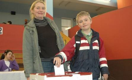 Uczniowie głosowali razem z rodzicami, na zdjęciu Leszek Uniatowski z mama Katarzyną.