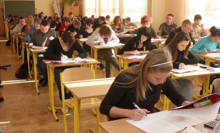 W VII Liceum Ogólnokształcącym i. Józefa Piłsudskiego w Kielcach próbną maturę z matematyki pisze (na pierwszym planie) Kamila Działak.