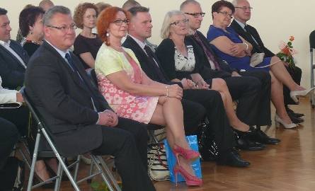 W uroczystości uczestniczyła świętokrzyska kurator Małgorzata Muzoł (druga z lewej). Z prawej wiceprezydent Paweł Górniak z lewej naczelnik wydziału