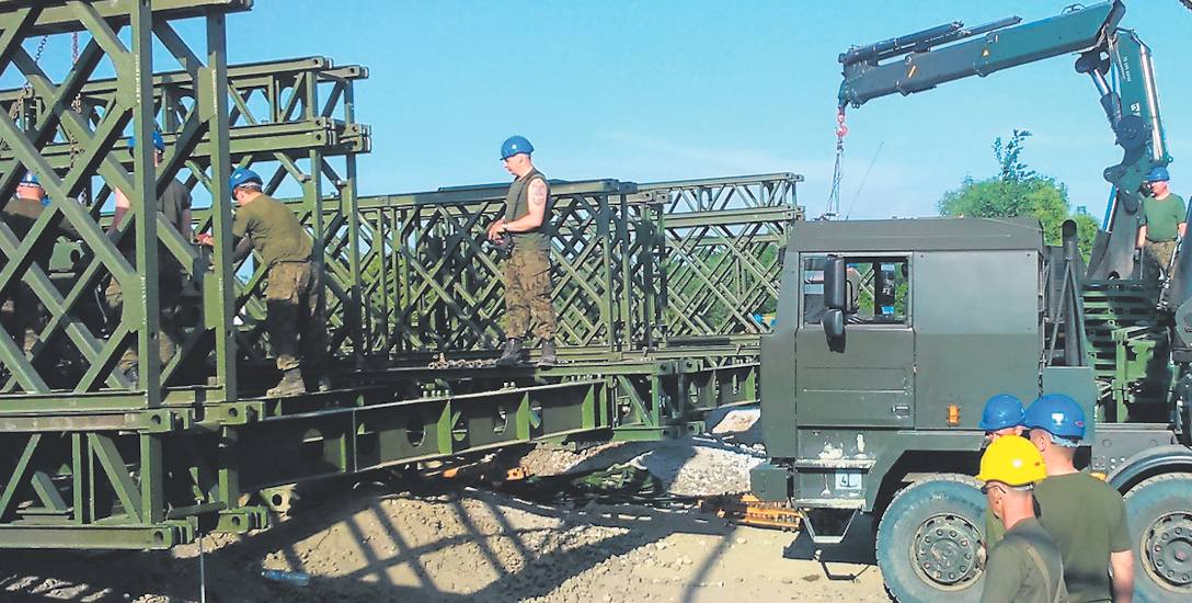 Tymczasowe mosty konstrukcji składanej DMS-65 powstają z gotowych modułów, które wojska inżynieryjne łączą w całość według lokalnych potrzeb. Żołnierze