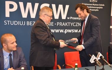 Porozumienie o współpracy PWSW i Wojewódzkiego Szpitala w Przemyślu podpisali rektor PWSW dr Paweł Trefler i dyr. WSz Piotr Ciompa.