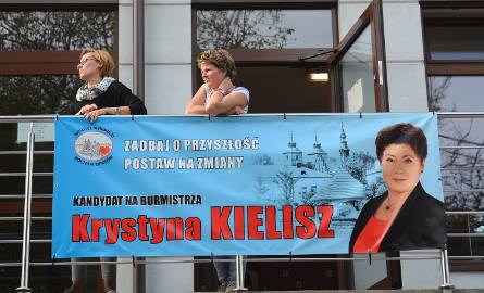 Dość spore banery Krystyna Kielisz powiesiła przy uczęszczanych traktach komunikacyjnych.