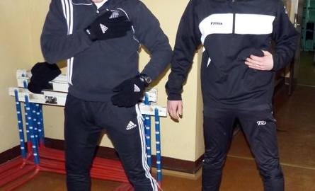 Napastnik który grał ostatnio w Wigrach Suwałki, Maciej Kisiel (z prawej, obok inny testowany zawodnik, Mateusz Młynarczyk z Sandecji Nowy Sącz), trenuje