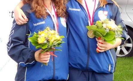 Paulina Tuźnik (z lewej) zdobyła srebrny medal na Ogólnopolskiej Olimpiadzie Młodzieży w strzelectwie, natomiast Agata Nowak wywalczyła dwa złote me