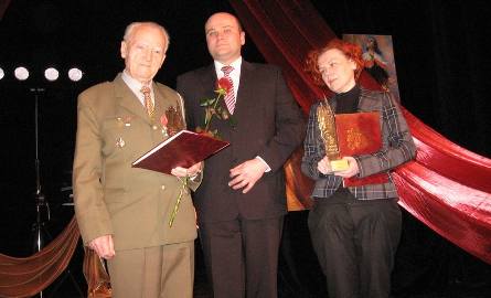 Laureaci wraz z prezydentem Andrzejem Kosztowniakiem