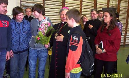 Ksiądz biskup wśród młodzieży i nauczycieli