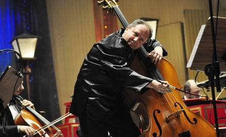 Adam Bogacki koncertuje na współczesnym włoskim instrumencie lutnika Mario Lazzarini. Widzowie obawiali się tylko o kręgosłup artysty…