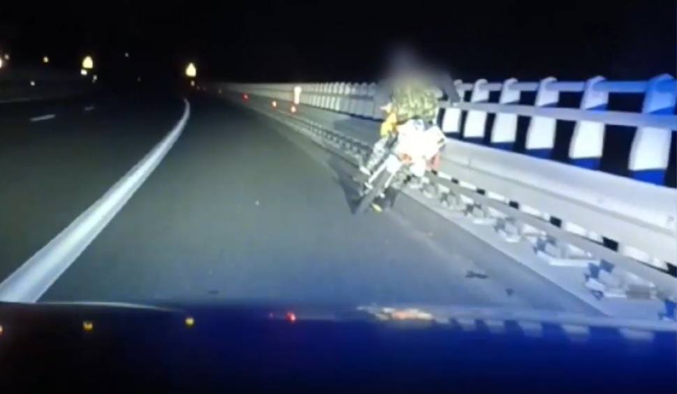 Film do artykułu: Policjanci patrolują S3, aż tu nagle rowerzysta! Zaskoczony mężczyzna wpadł na barierkę. Ryzykował życie! 