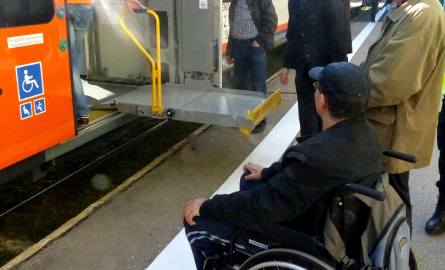 W nowoczesnych pociągach są nawet windy dla niepełnosprawnych.