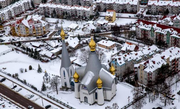 Ten charakterystyczny budynek to cerkiew św. Jerzego w Białymstoku. Zimą prezentuje się bajkowo.