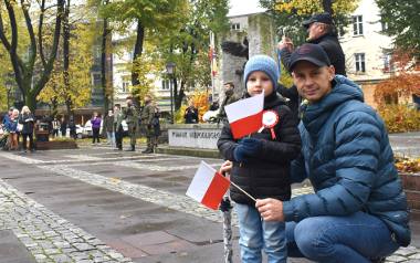 Manifestacja patriotyczna z biało-czerwonym marszem ulicami Starego Miasta stanowiły w Oświęcimiu główną część obchodów 105. rocznicy odzyskania przez