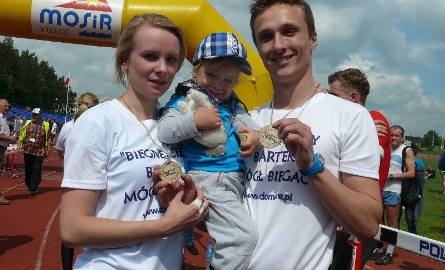 Dwuletni Bartek, dla którego odbył się bieg, trasę pokonał w wózku. Jego rodzice - Karolina i Damian Orzechowscy - w dobrej formie pokonali 5 kilome