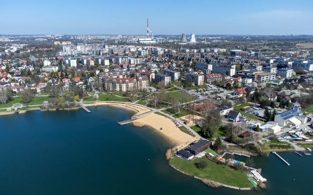 Krakowska laguna wśród blokowisk i zakładów produkcyjnych. Bagry już nie takie dzikie. Zaskakujący widok z drona