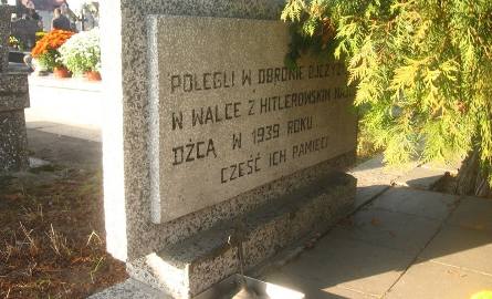 Odnowiono pomnik ofiar poległych w walce z hitlerowskim najeźdźcą. Wszystko byłoby dobrze, gdyby nie jeden mały błąd. 