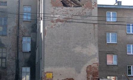 Waląca się ściana budynku pociągnęła za sobą mężczyznę