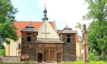 Parafia w Krynkach ma 660 lat. Na pierwszym planie zabytkowa, drewniana dzwonnica.