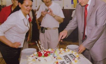 Burmistrz Lewicki kroi tort, upieczony na Dni Olesna.
