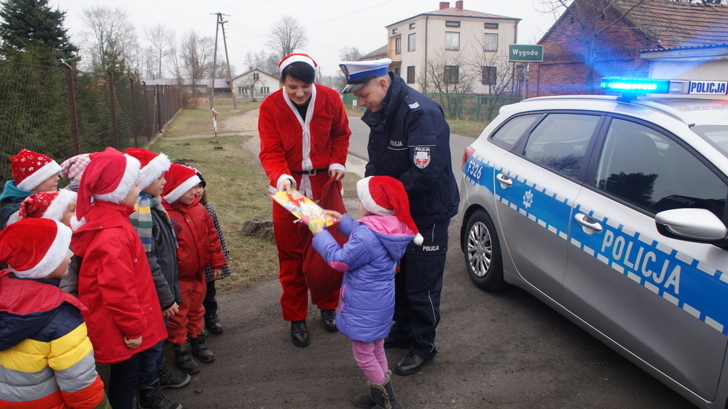 Policyjny Mikołaj w szkołach i szpitalu