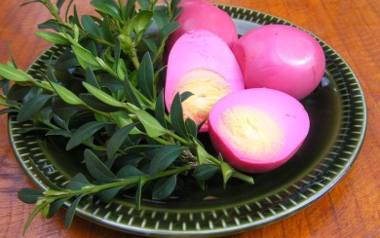 Wielkanocne jajka marynowane w buraczkach.