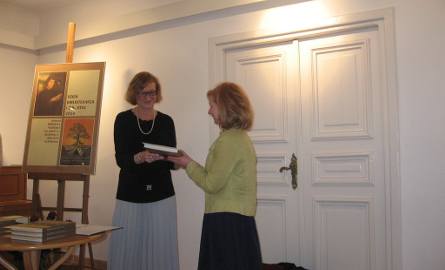 Dyplom i nagrodę otrzymuje Zofia Maj, kierownik biblioteki w Zakrzewie.