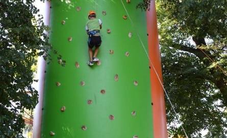 Dzieci do woli mogły korzystać ze ścianki wspinaczkowej i próbować swoich sił, by wejść jak najwyżej
