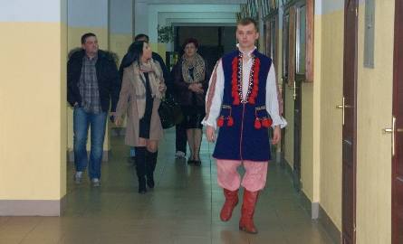 Gości wprowadzał do Galerii "Pod Kielnią” Damian Czubak, uczeń budowlanki.