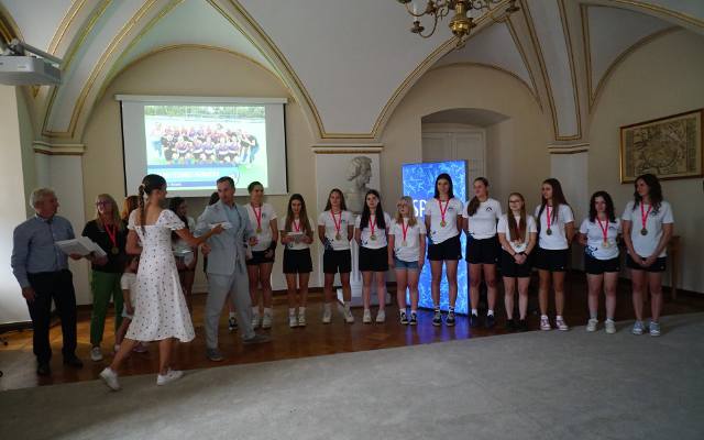 Młodzieżowe mistrzynie Polski z Poznania wyróżnione przez władze miasta. Uhonorowano drużyny koszykówki i hokeja na trawie