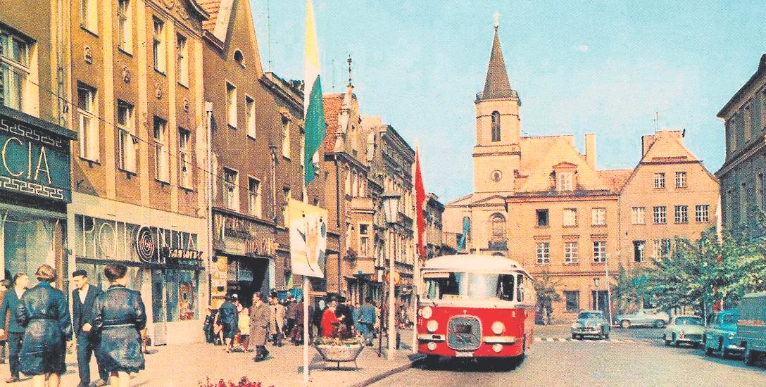 Miejskim autobusem mogliśmy dawniej wjechać na Stary Rynek. Przy ratuszu był przystanek MZK