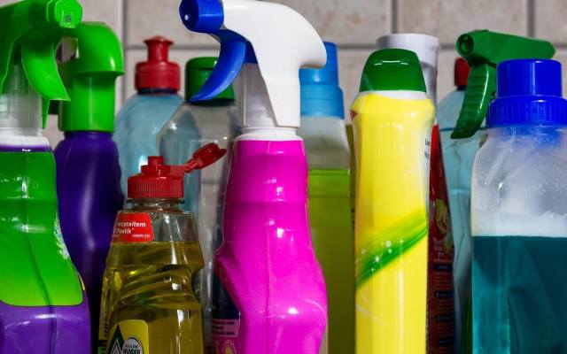 Większość środków chemicznych stosowanych do sprzątania pomoże pozbyć się wirusów. Dodatkowo do dezynfekcji powierzchni warto wykorzystać preparaty na