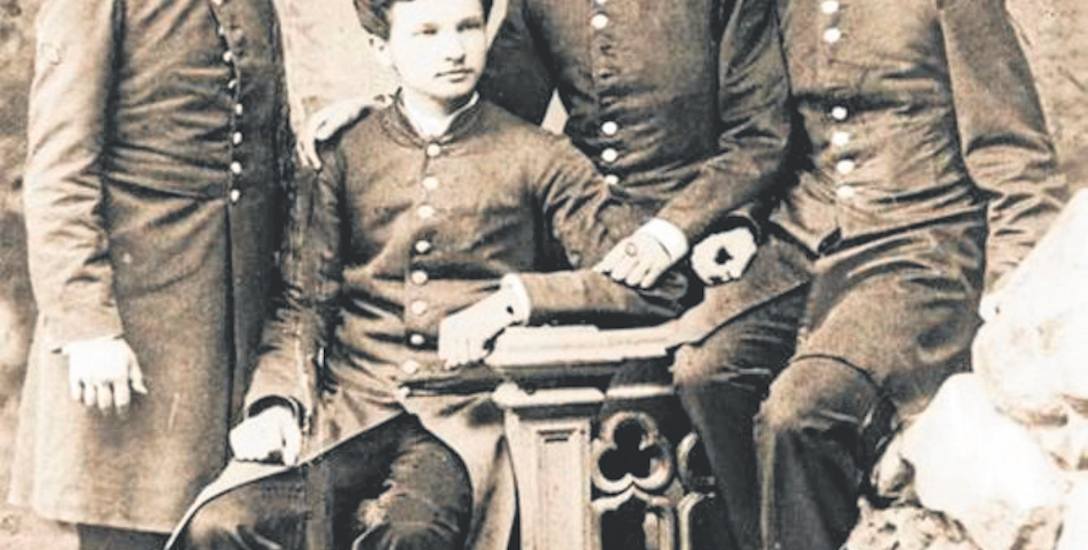 Bronisław (drugi z lewej) i Józef (trzeci z lewej) na zdjęciu kółka samokształceniowego Spójnia w gimnazjum wileńskim. Rok 1885