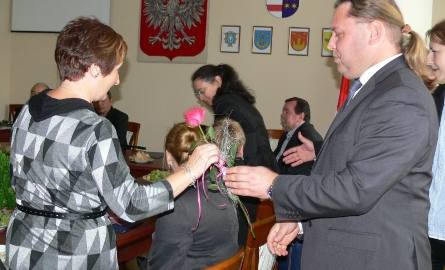 Wyróżnionym pedagogom i dyrektorom placówek oświatowych gratulował tarnobrzeski starosta Krzysztof Pitra.