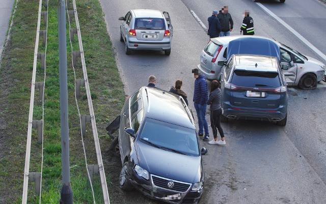 Poznań: Wypadek trzech samochodów na ul. Niestachowskiej