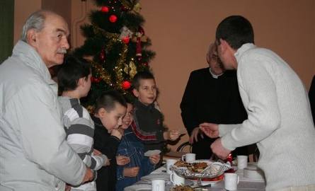 Wigilia u ostrołęckich Romów. Był Mikołaj, kolędy i świąteczne przysmaki (zdjęcia)