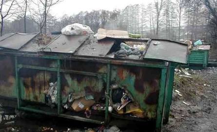 Brak stałego nadzoru nad składowaniem śmieci sprawia, że niszczone są kontenery.