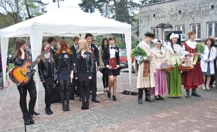 Młodzież z II L.O w Skarżysku zaprezentowała montaż słowno-muzyczny pod pomnikiem na skwerze Solidarności. Uczniowie zaprezentowali także stroje z epoki