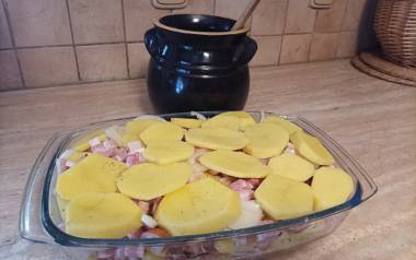 Ziemniaki z boczkiem i cebulą - prosty pomysł na obiad z trzech składników.
