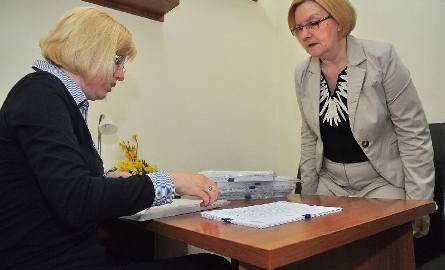 Anna Kwiecień (z lewej), nauczycielka matematyki oraz Grażyna Wianecka, dyrektor Gimnazjum numer 1 w Tarnobrzegu liczą otrzymane arkusze egzaminacyj