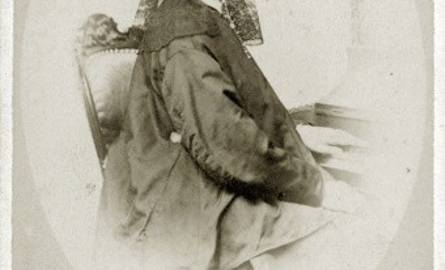 Najstarsze zdjęcie w zbiorach Narodowego Archiwum Cyfrowego przedstawia Marię Wodzińską (1819 - 1896), niedoszłą żonę Fryderyka Chopina, której rodzina